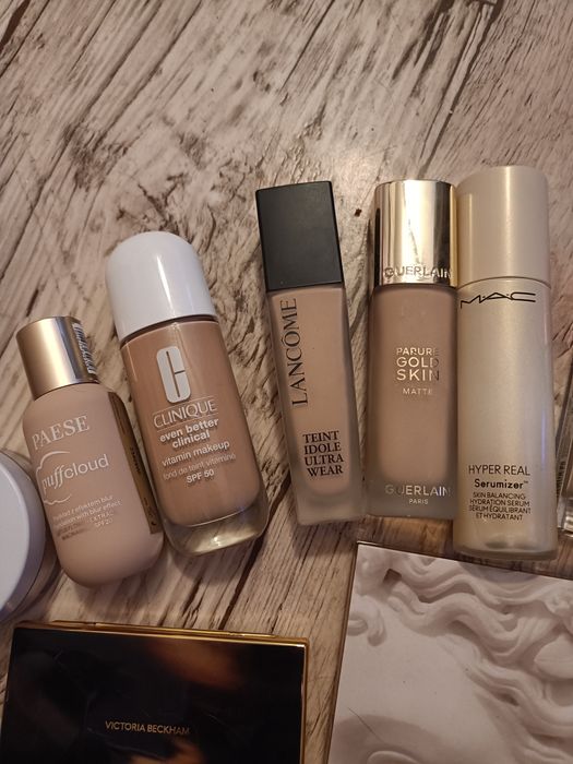 Podkład, cienie, zestaw kosmetyków