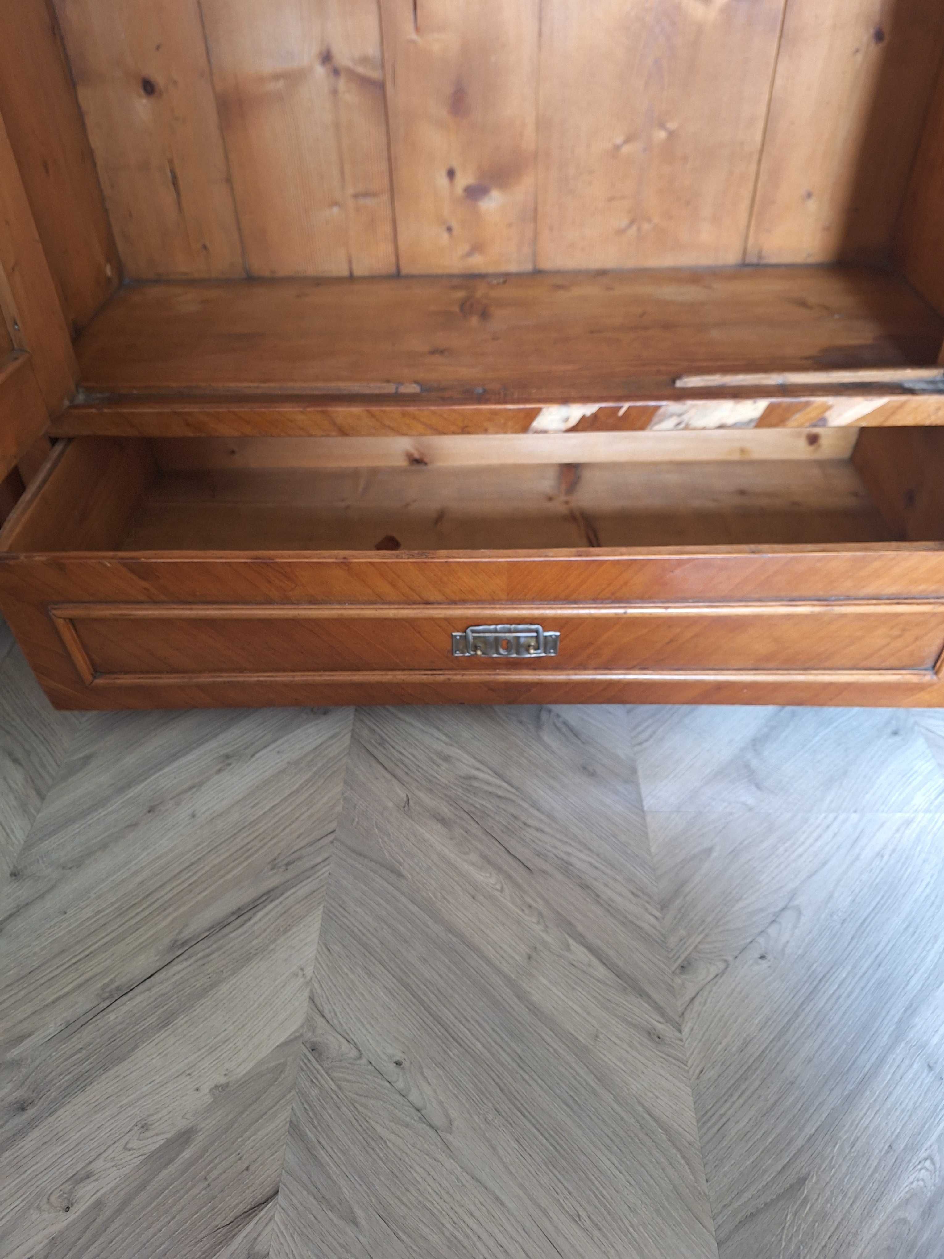 Stylowa szafa z drewna orzechowego