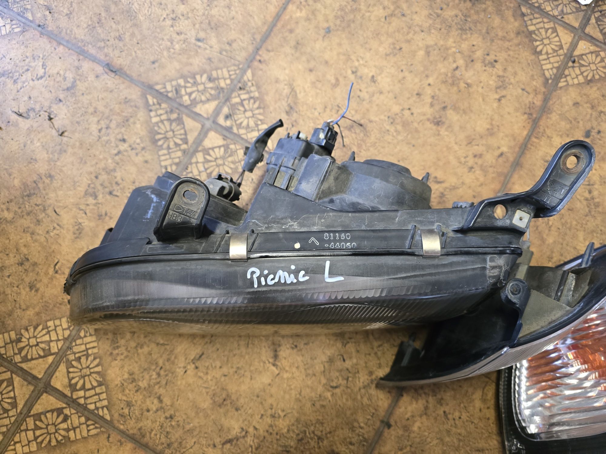 Lampa prawa  kierunkowskaz Toyota Picnic  2000r