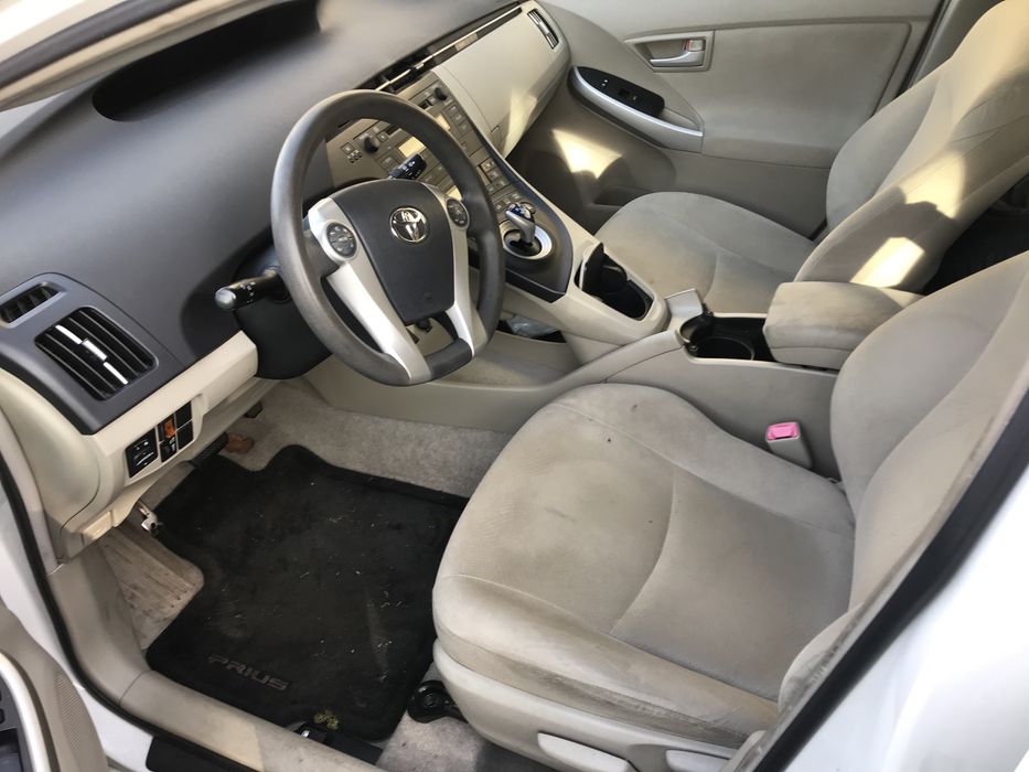 Cały na czesci Toyota prius III kod lakieru  070