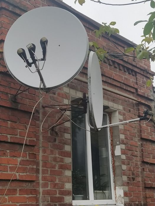 Продам 2 спутниковые антенны с 4-мя головками