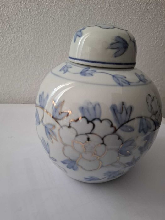 Pote de gengibre azul e branco em porcelana oriental