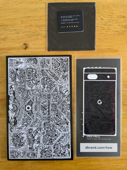 Skin Dbrand Obsidian Damascus para Pixel 6a