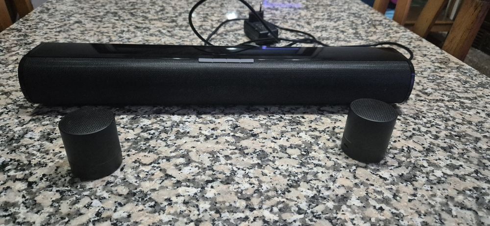 Barra de som com e clunas pequenas