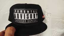 Boné Parental Advisory Explicit Content ajustável atrás