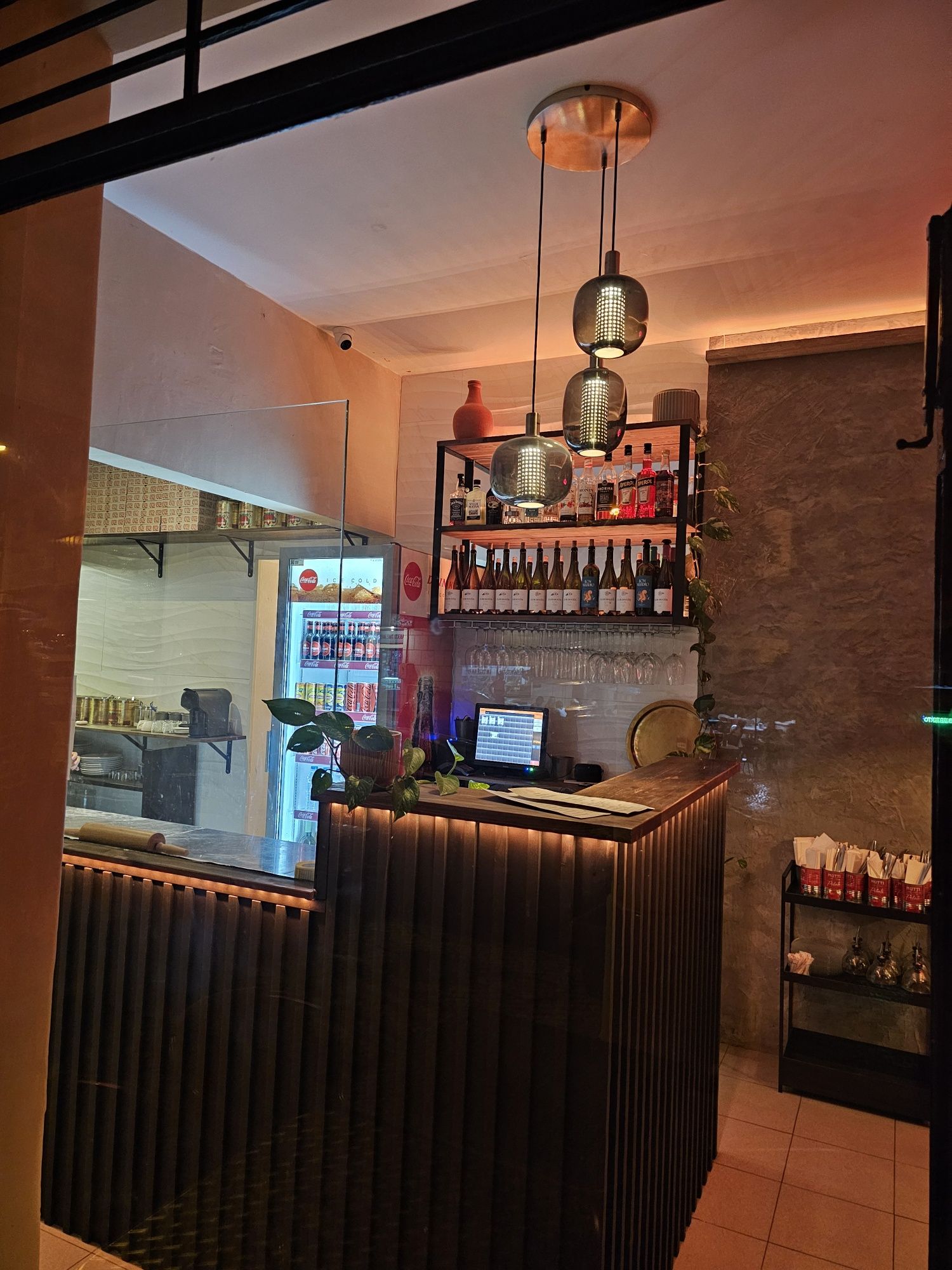 Trespasse Pizzaria remodelada em funcionamento