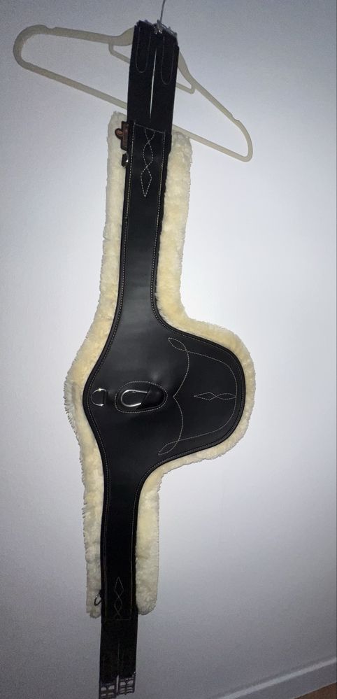 Popręg Kentucky z futerkiem czarny 145 cm