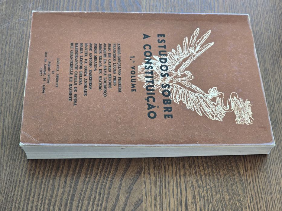 Livros jurídicos / Direito / 1 = 5€ / 10 = 40€