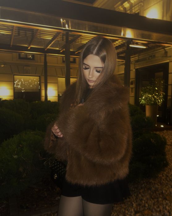 Коричнева шубка на штучному хутрі