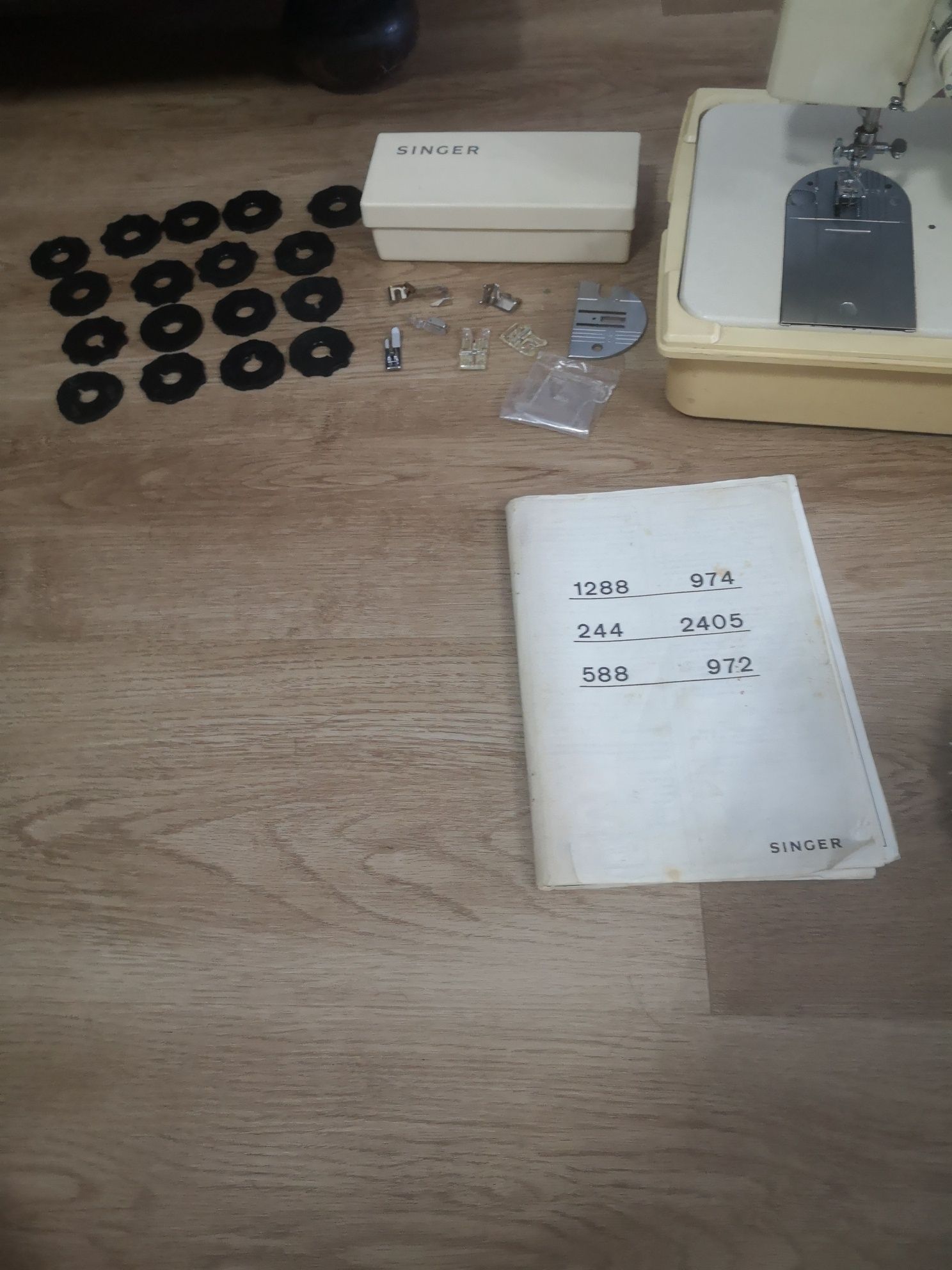 Vendo maquina de costura e bordados da marca Singer