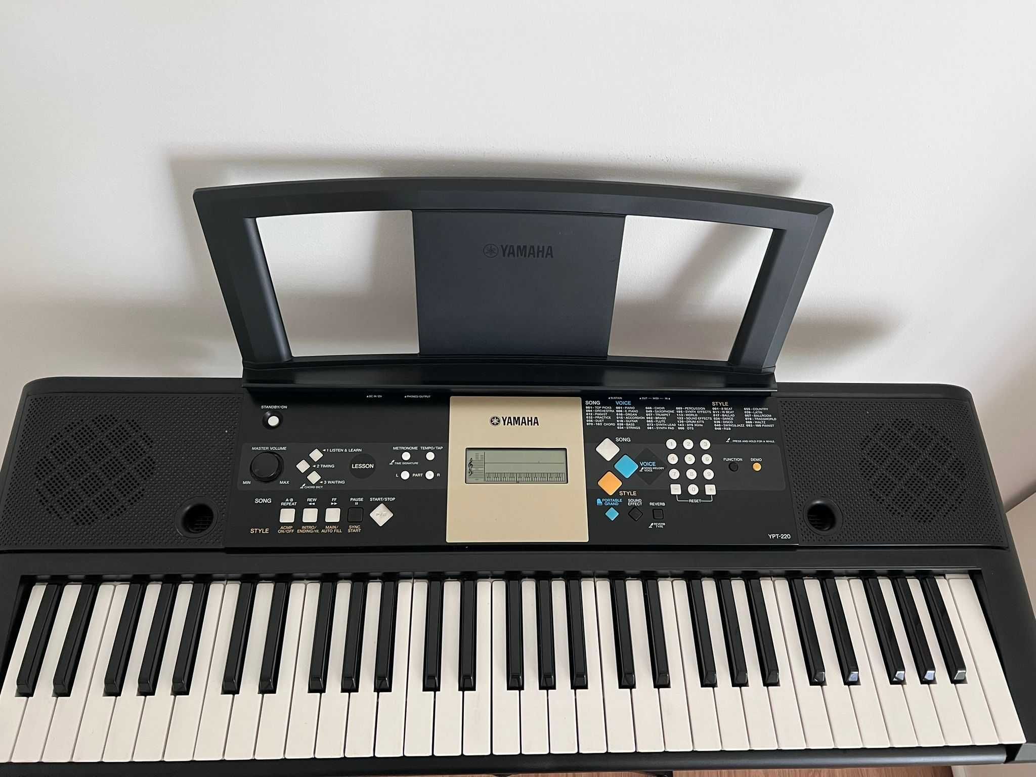 Teclado Yamaha versão YPT-220