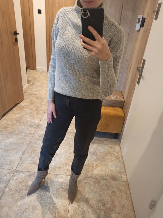 Szary sweter oversize