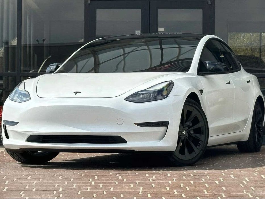 Tesla Model 3 Standard Range Plus      2021