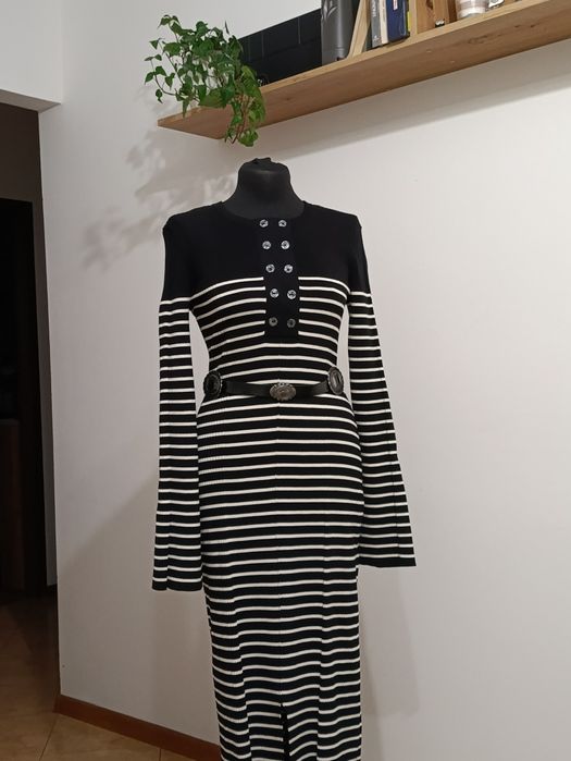 Długa sukienka z dzianiny w paski