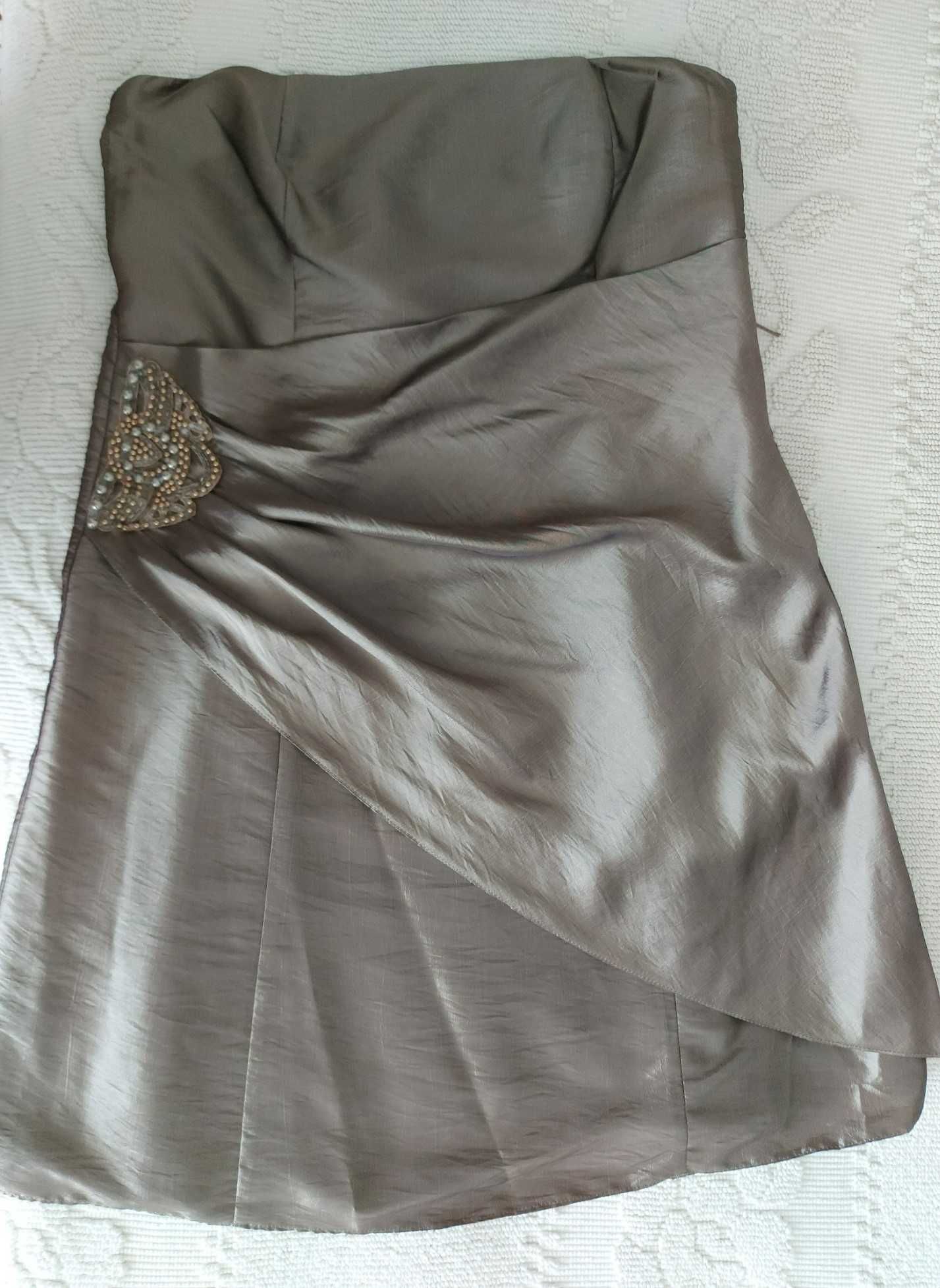 Vestido caicai curto, com aplicação lateral