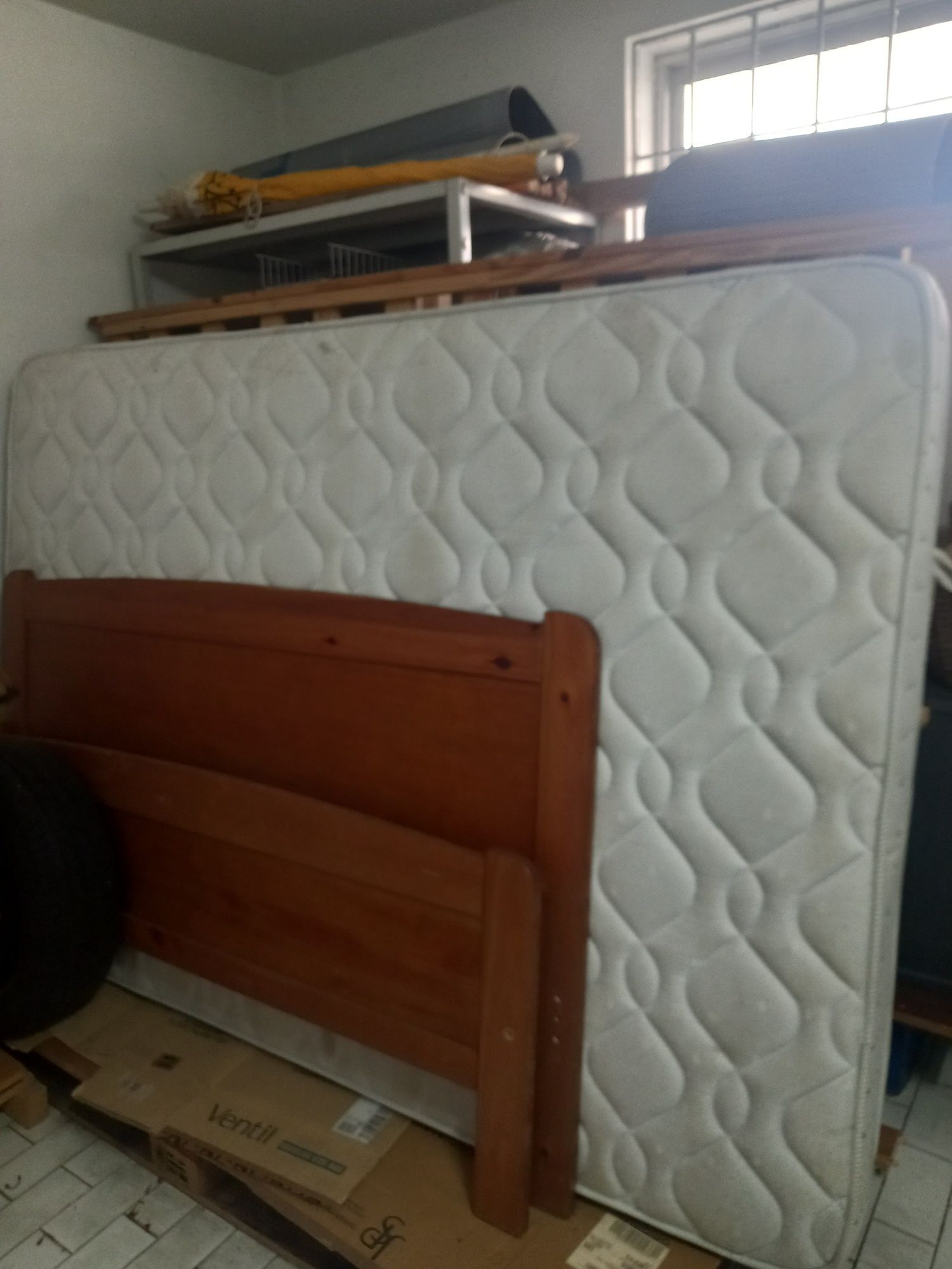 Cama de casal, moviflor, com estrado , colchão,  espelho e mesa de cab