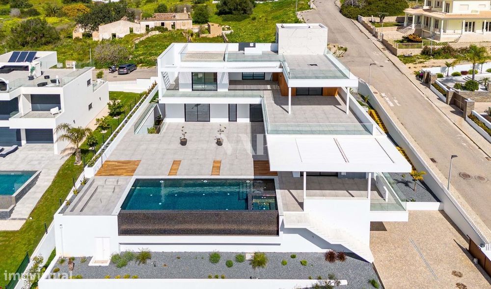 Moradia V5 isolada com piscina e vista mar, para venda em Albufeira