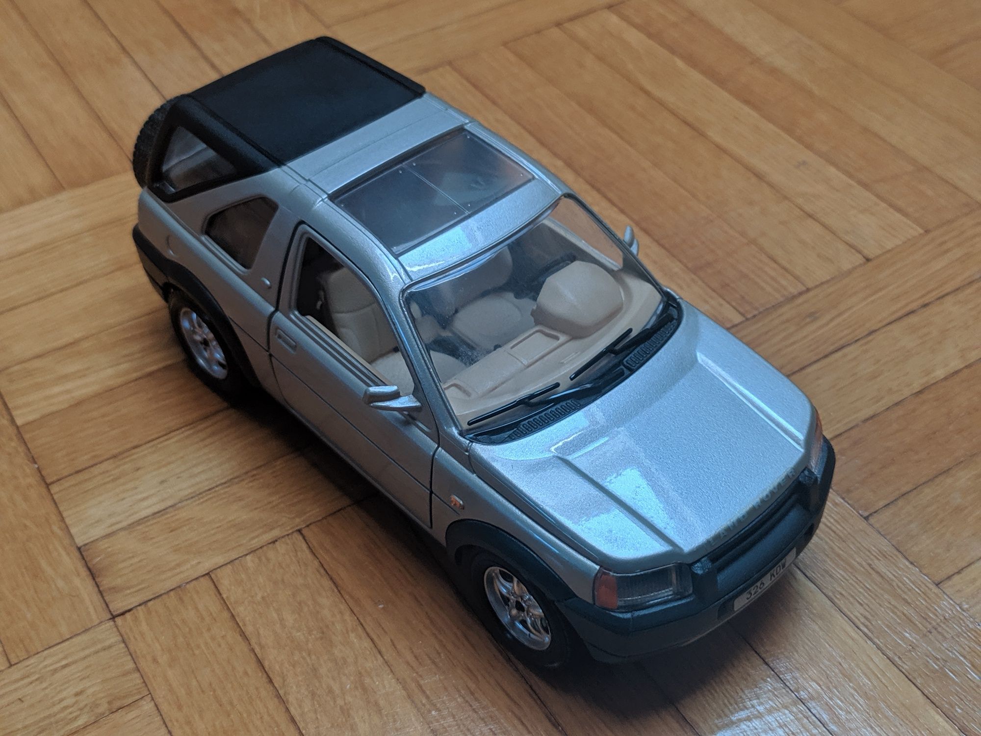 Model bburago 1:24 Land Rover Freelander