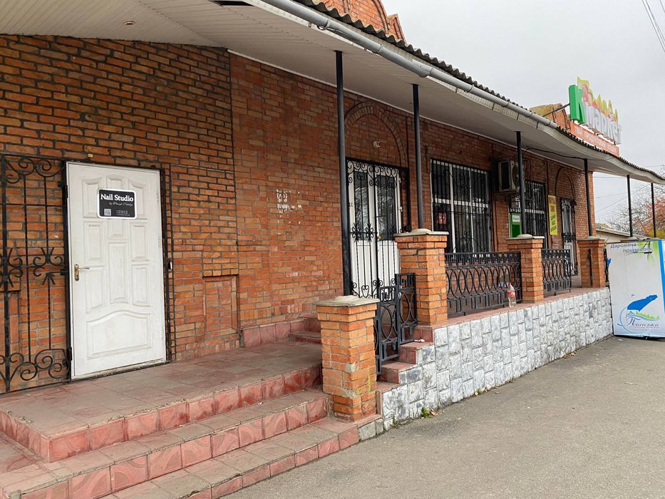 Оренда комерційного (магазинно-торгового) приміщення — 141 м²