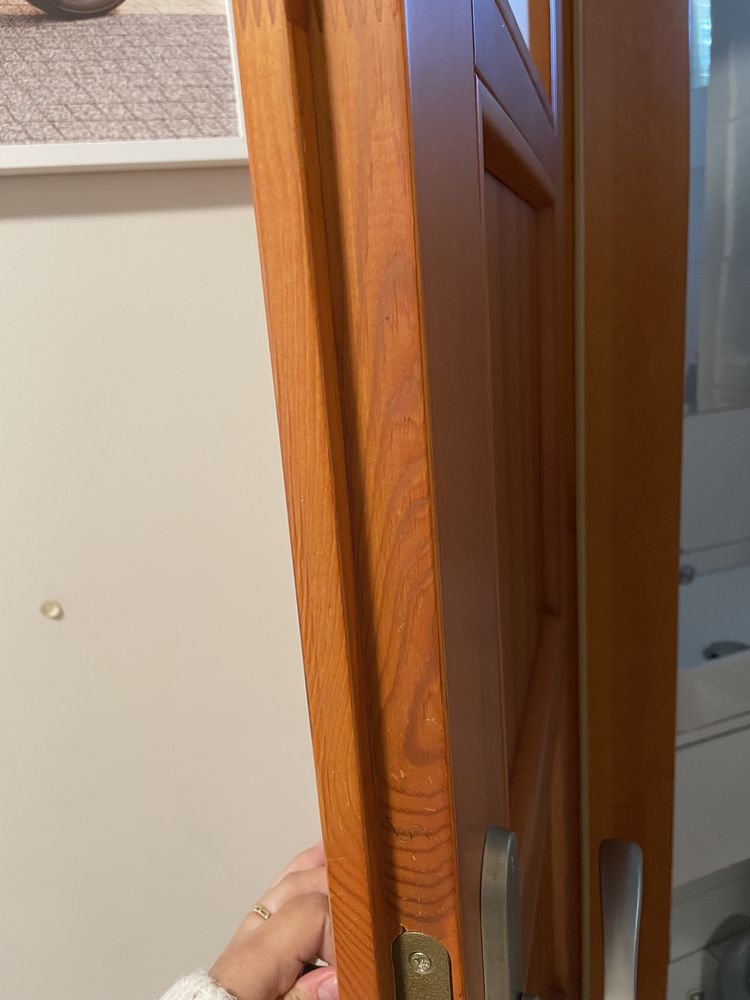 2 pary drzwi wewnętrznych drewnianych.