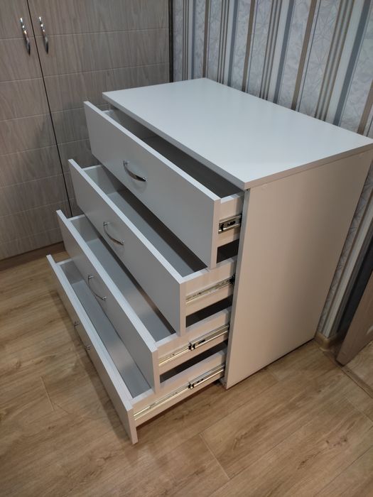 Комод білого кольору