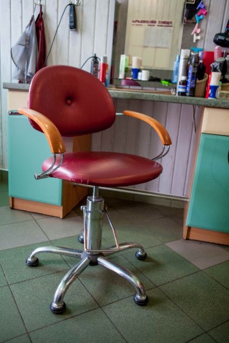 Перукарські крісла Ayala з гідравлікою.