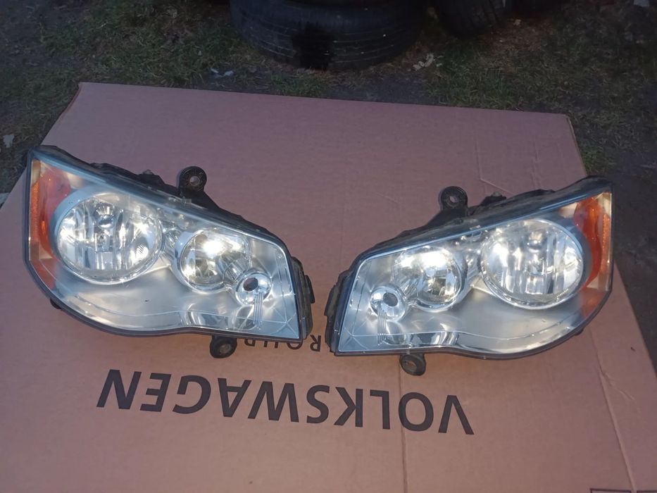 CHRYSLER VOYAGER 2011- lampa prawa lewa przód przednia org, Europa