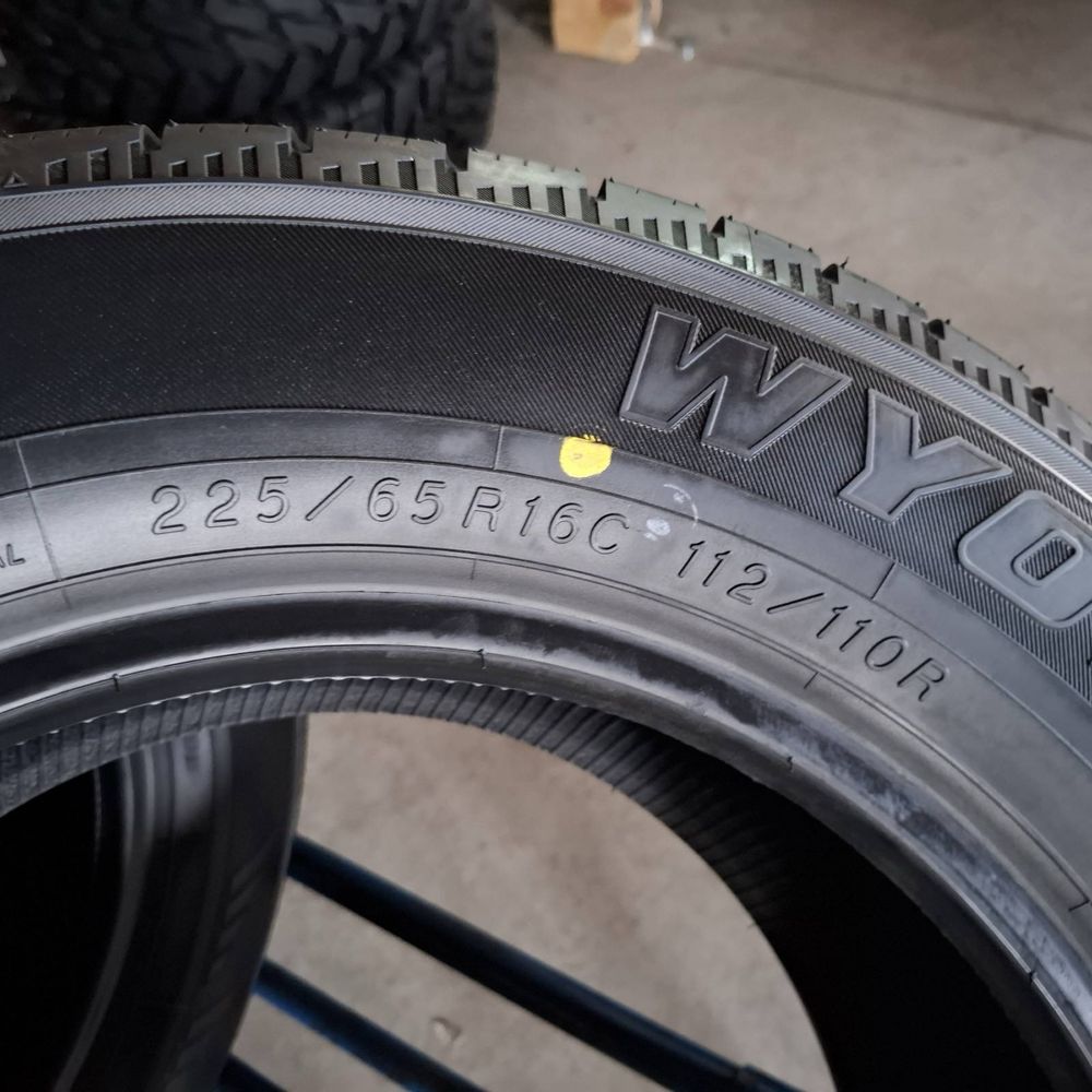 225/65/16c R16c Yokohama BluEarth WY01 4шт нові зима