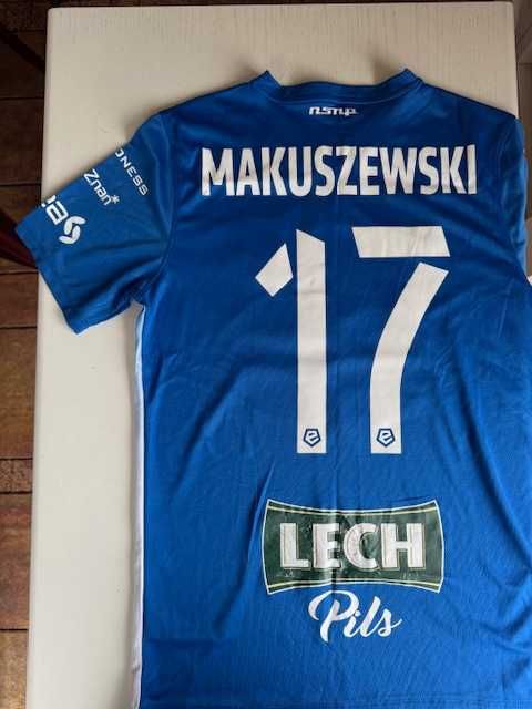 Koszulka z autografami piłkarzy Lecha Poznań Makuszewskiego.