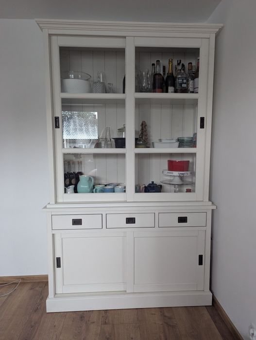 Biała witryna, lite drewno,