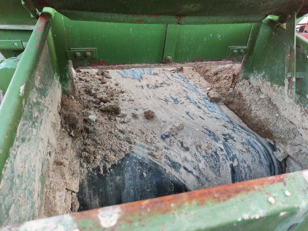 Rozsiewacz wapna nawozu Amazone  zgb8001 przyczepa silos