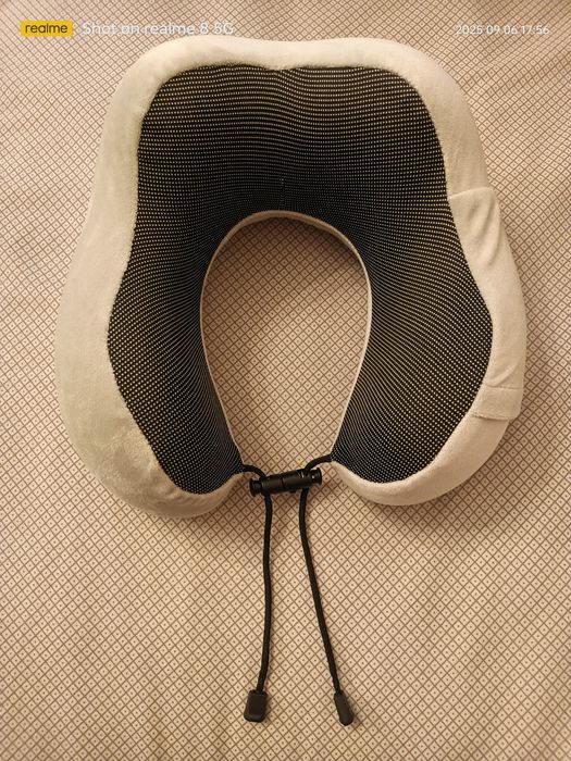 Подушка для подорожі в авто.