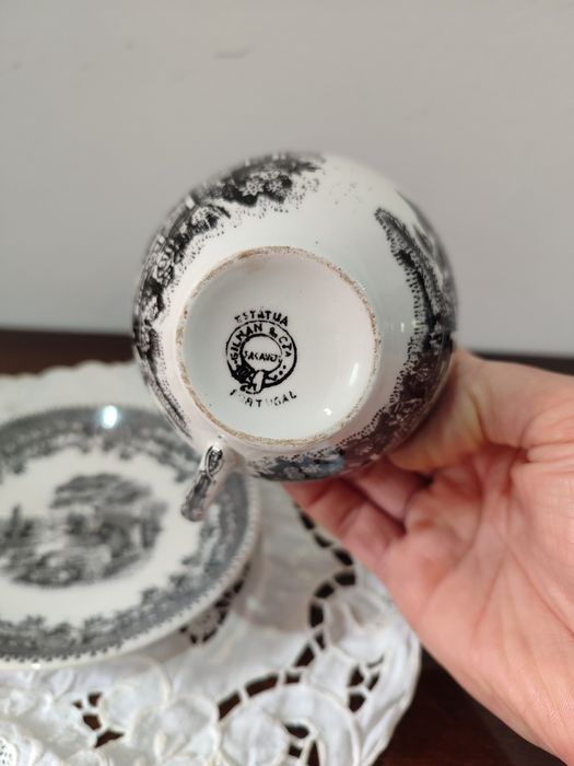 Chávena e pires da Fábrica de Louça de Sacavém
