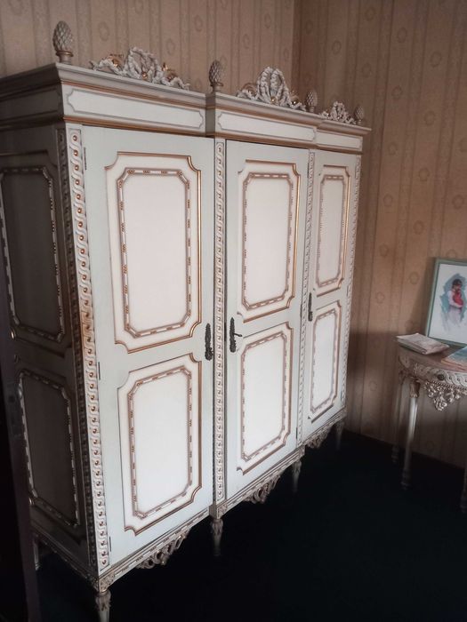 Conjunto quarto , cama, comoda, guarda-vestidos,etc.