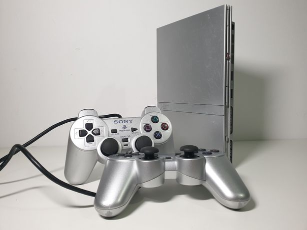 PlayStation 2 PS2 Slim + 2 Comandos Dualshock 2 Prata/Cinza/Silver