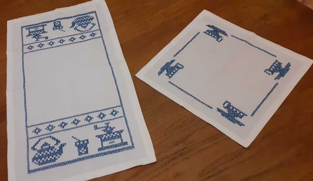 Serwetki 2 szt  bawełniane białe z niebieskim haftem retro