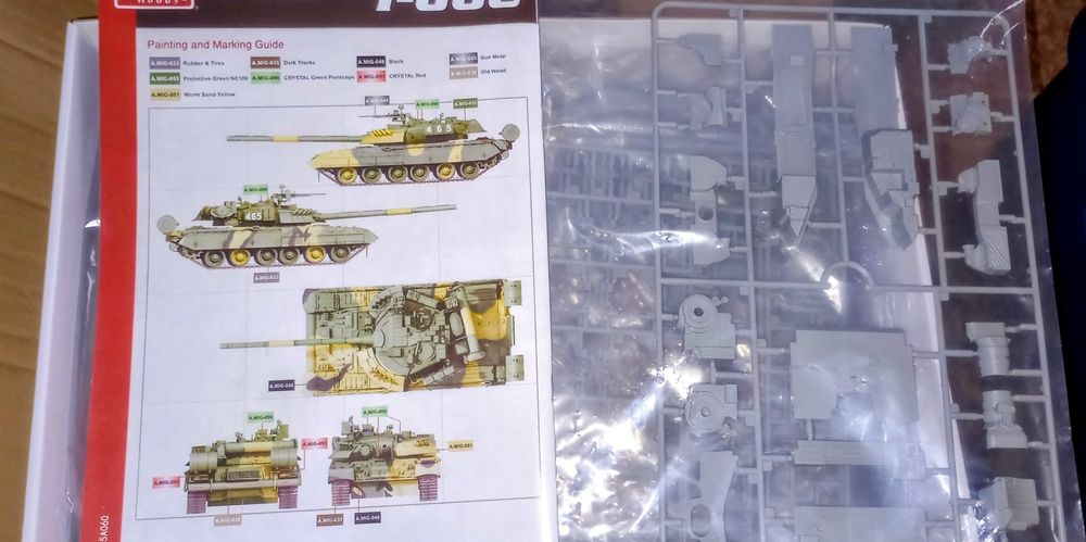 Model Amusing Hobby 35A060 Czołg T-80U Russian MBT Full Interiorl 1/35