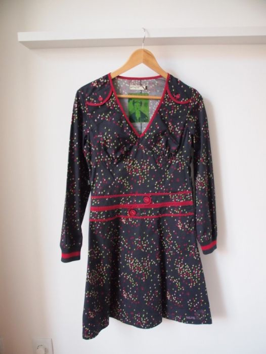 Vestido azul com padrão