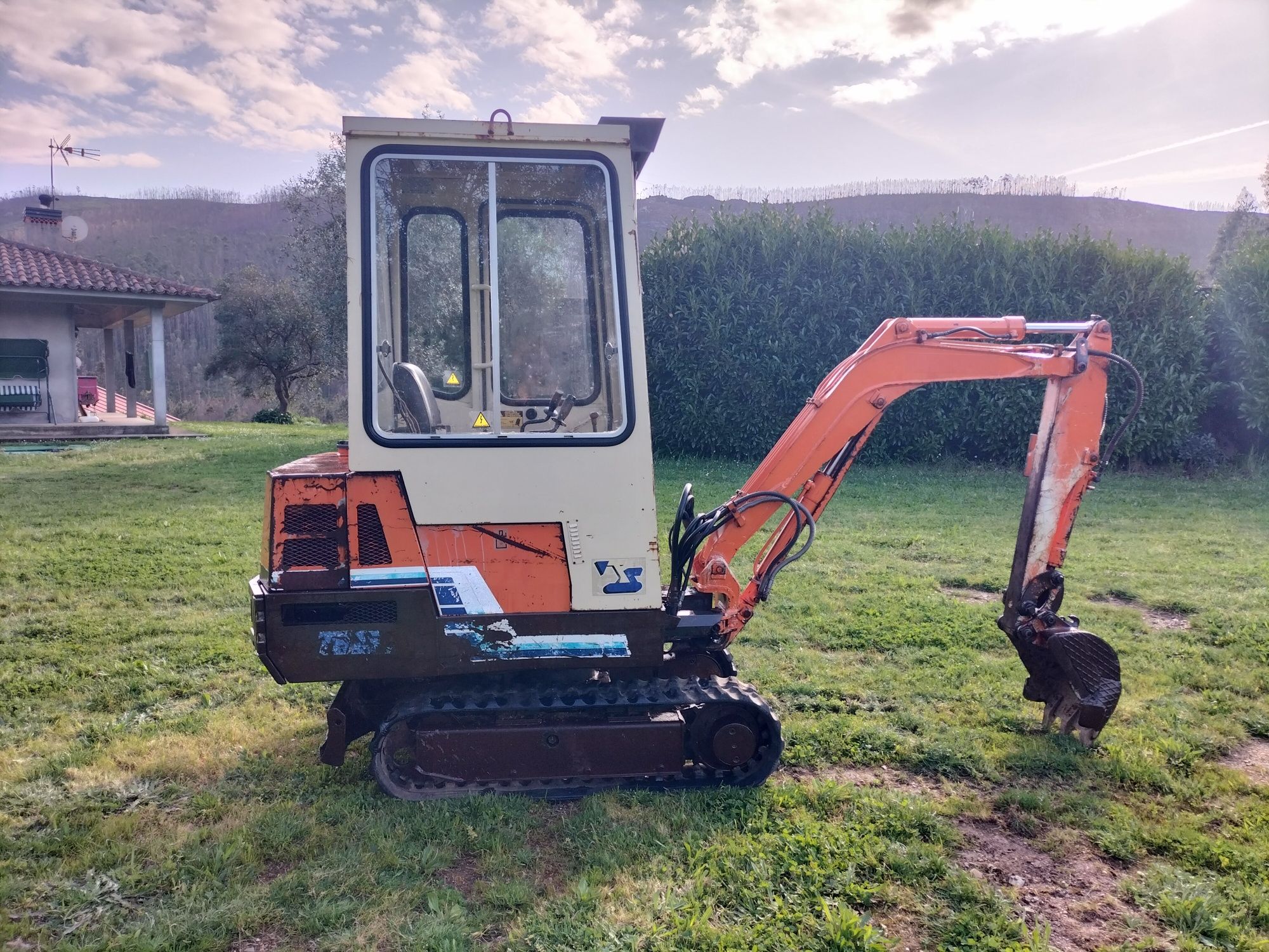 Mini giratória Takeuchi tb15