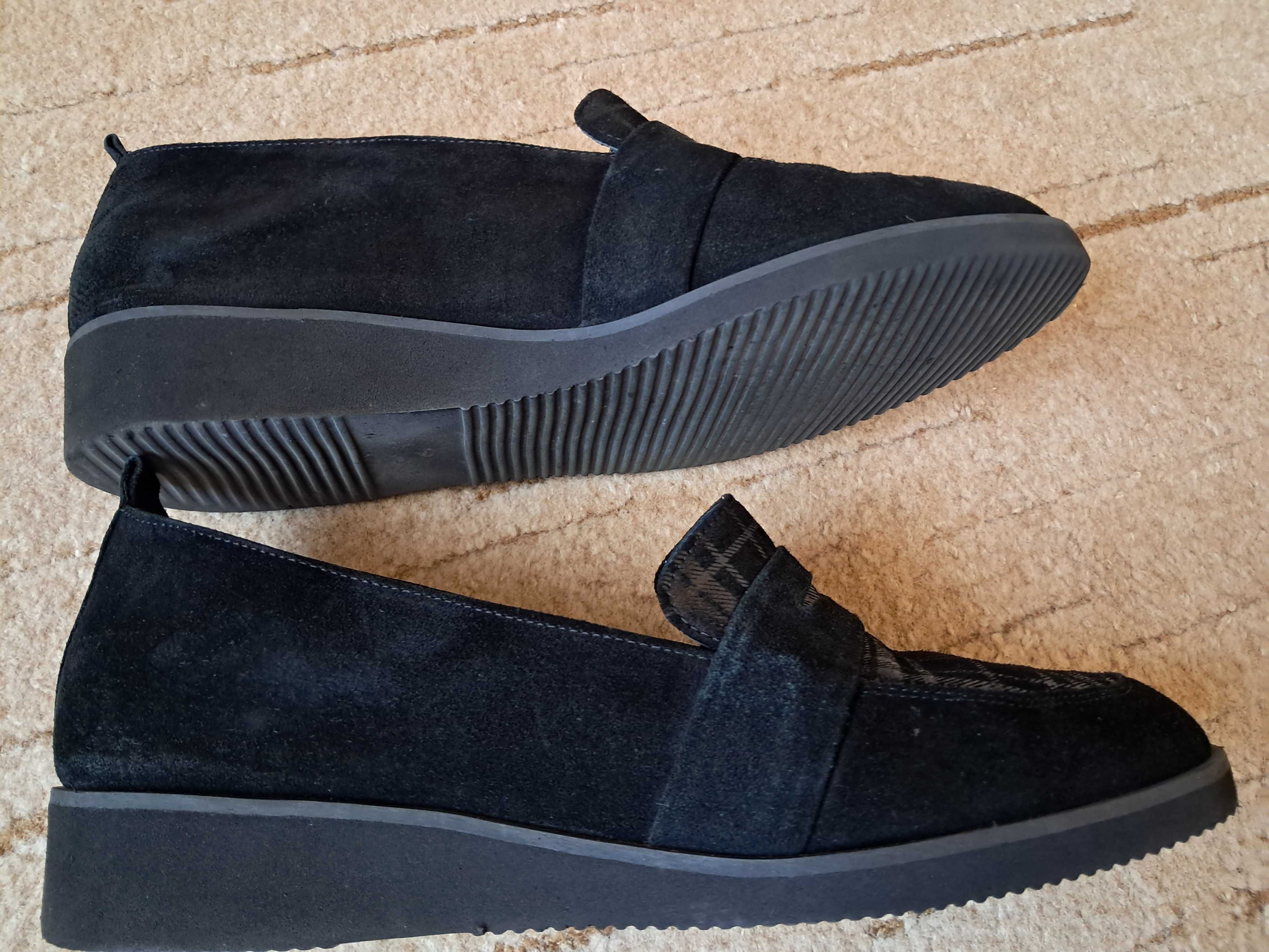Buty zamszowe, czarne rozm. 39,5, firmy Ryłko