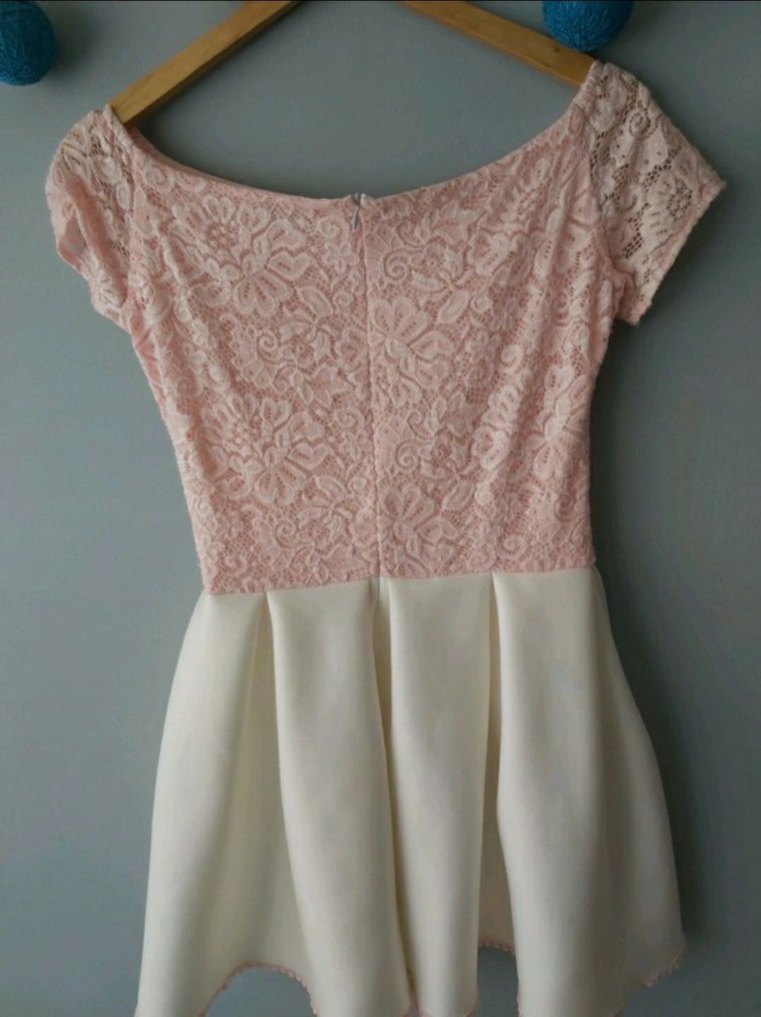 Rozowo-biala sukienka