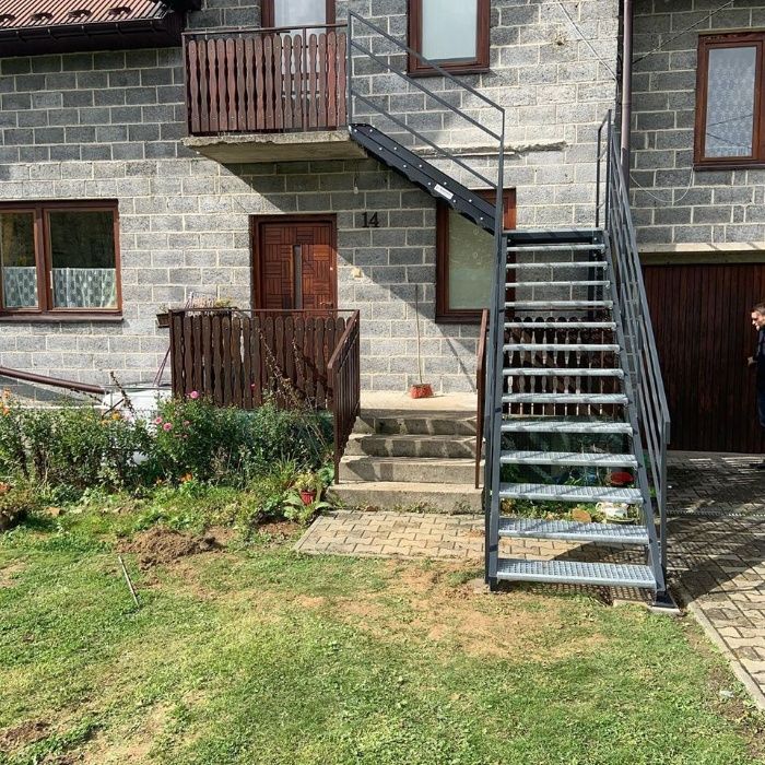 Schody metalowe zewnętrzne  stalowe techniczne krata