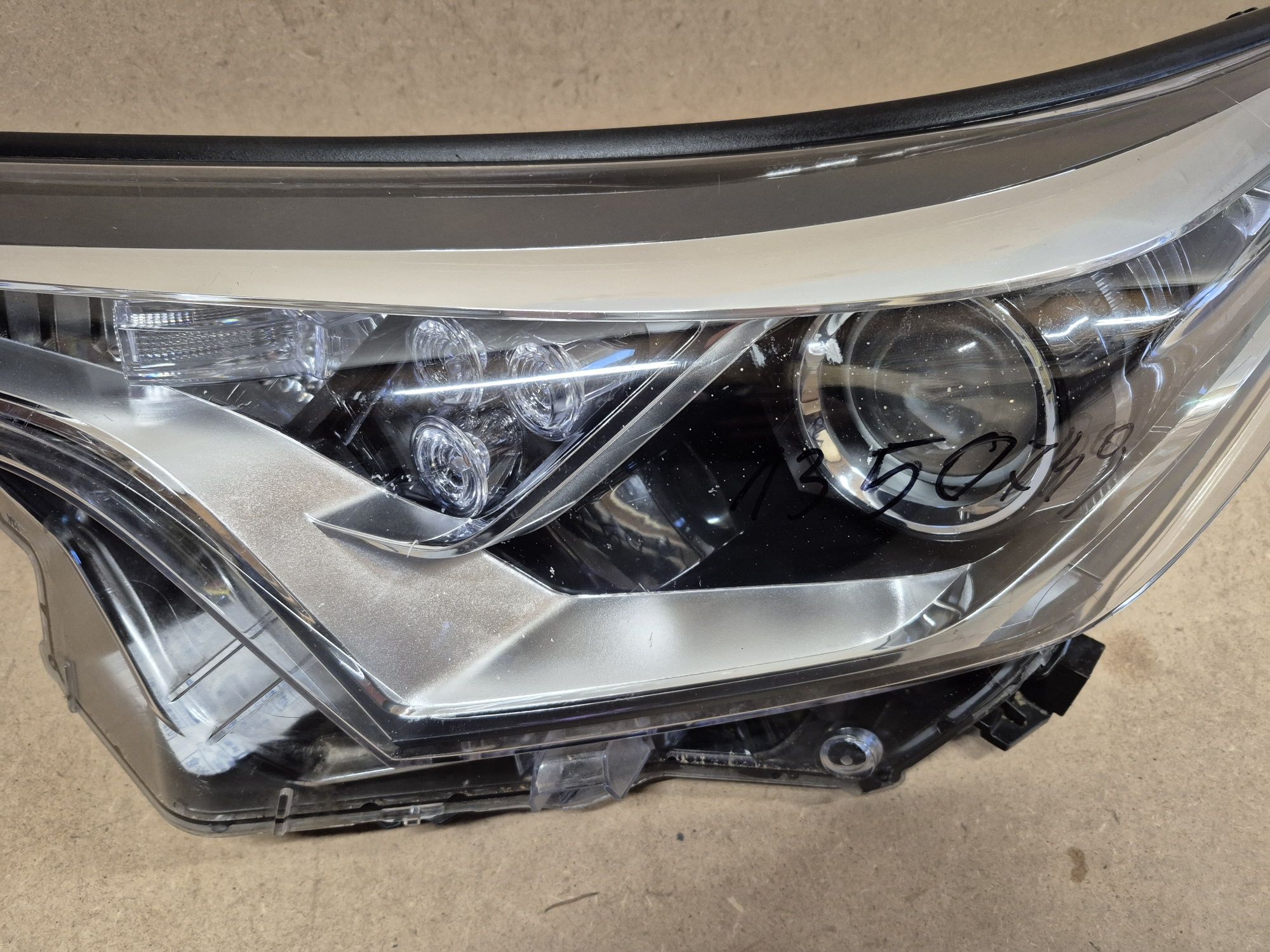 Lampa reflektor toyota CHR CH-R lewy europa zwykly halogen