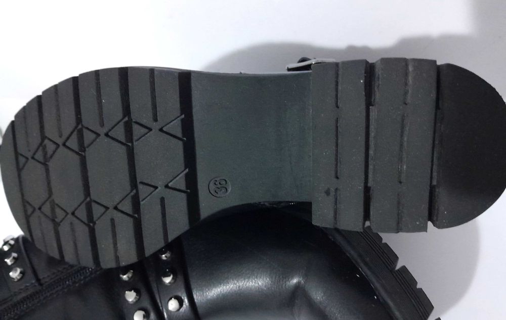 Botas / Botins biker pretas com tachas Graceland nº36