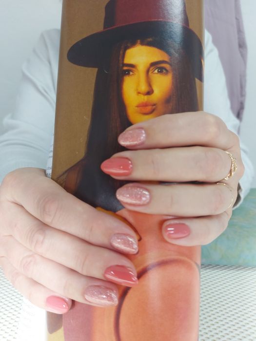 Манікюр,  педикюр,  нарощування