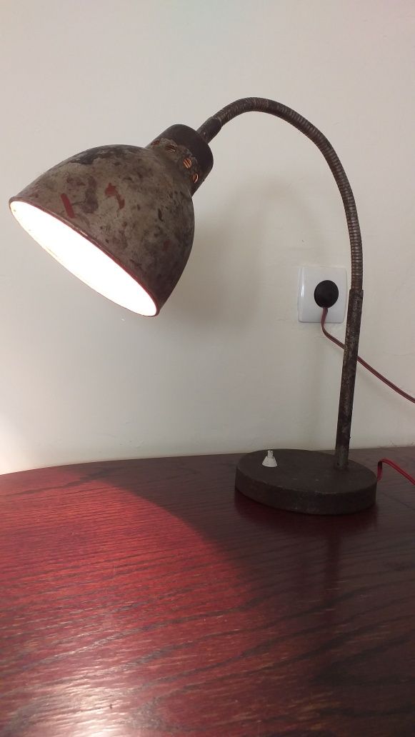 Stara zabytkowa lampa biurkowa.