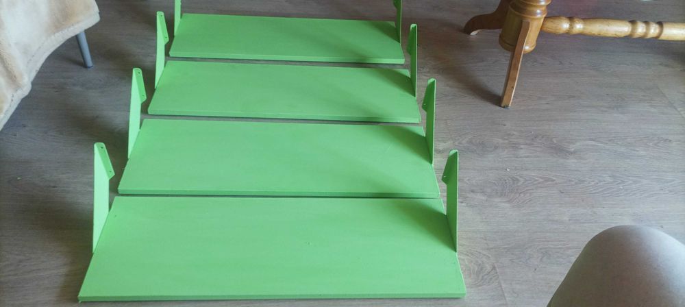 Zestaw 4 półek ściennych kolor jasny zielony z uchwytami