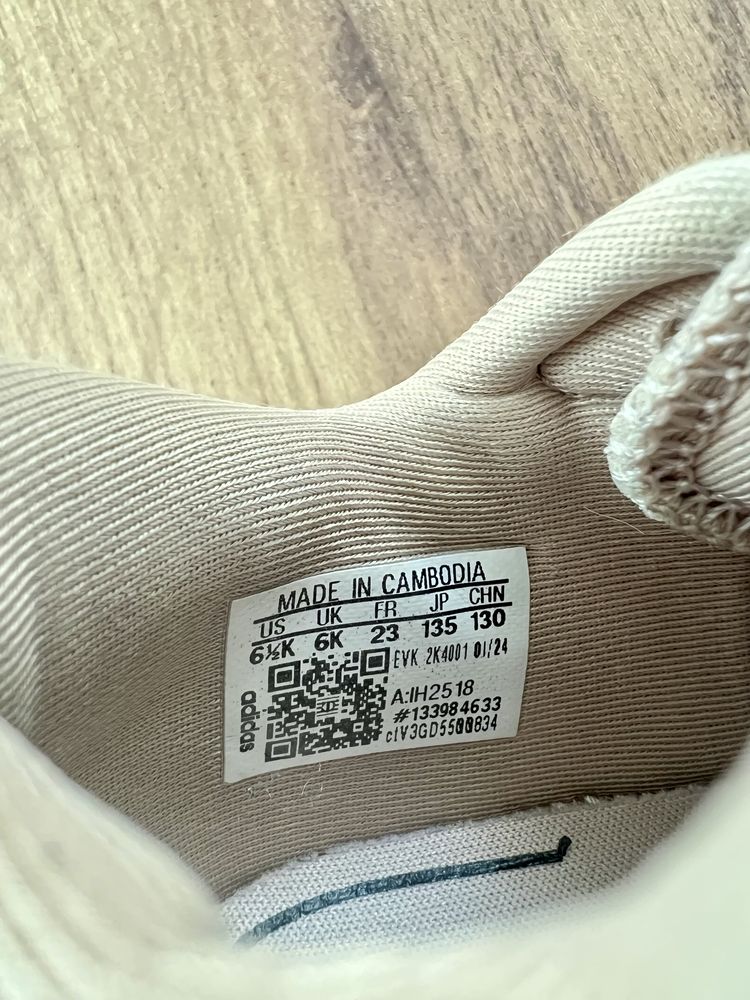 Детские кроссовки Adidas. Стелька 13 см. Размер 23.