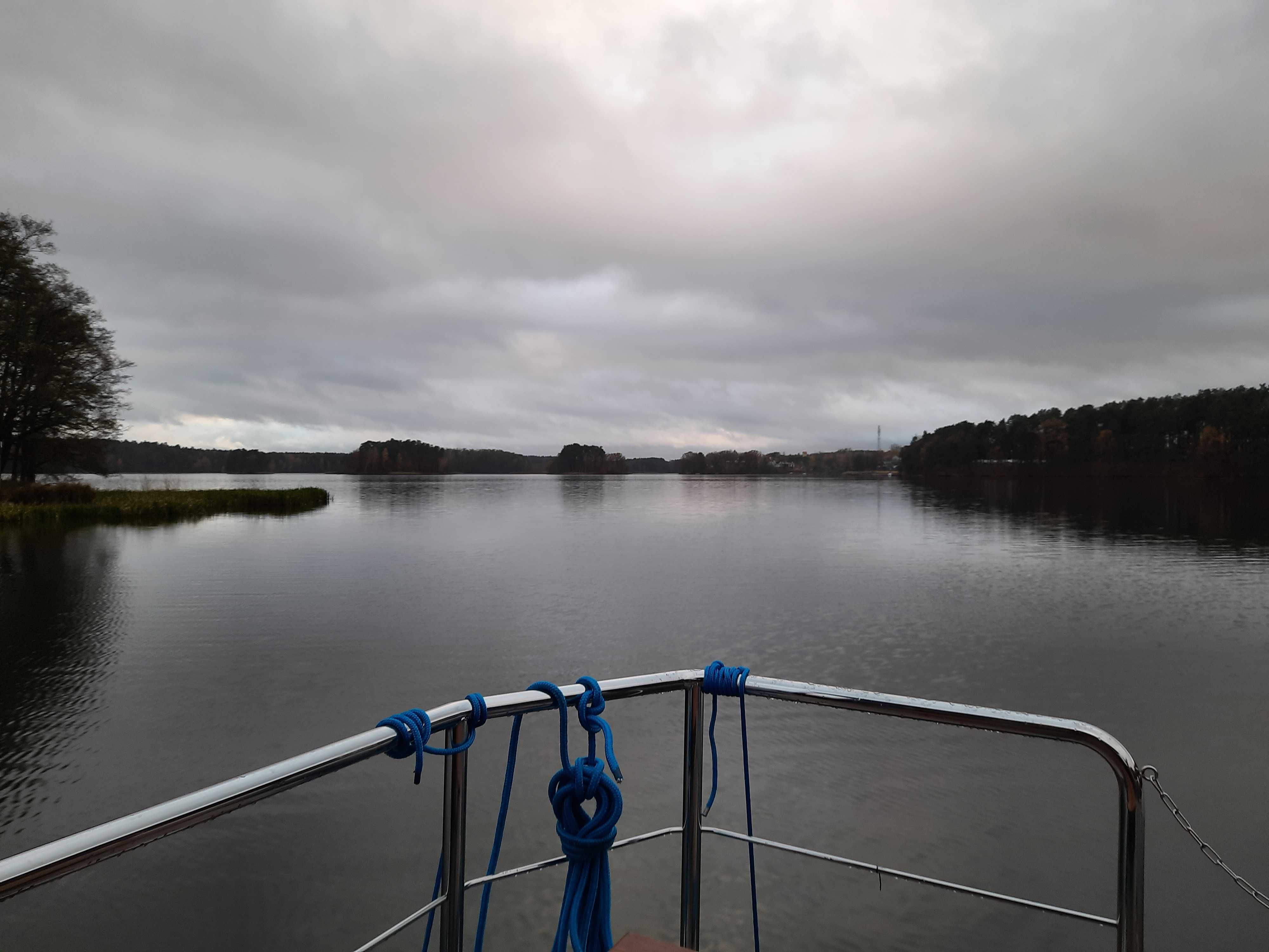 Domki nad jeziorem,  Czarter houseboat . Ostatni termin na majówkę