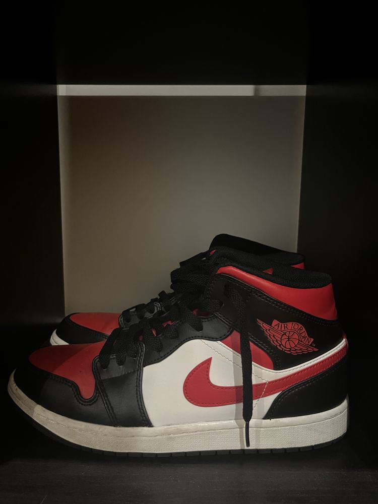 Air Jordan 1 Mid "Bred Toe"